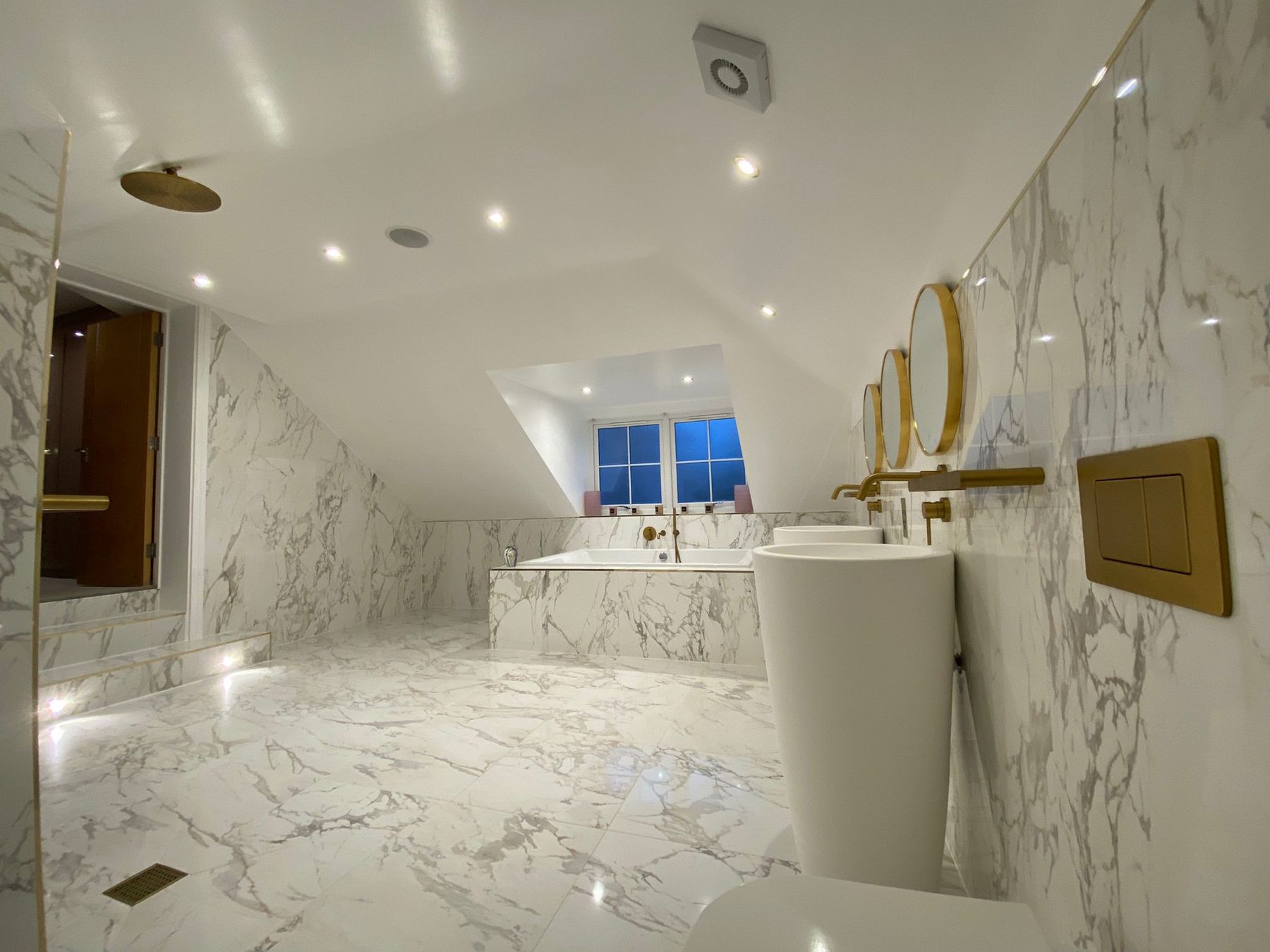 Bath and basin area